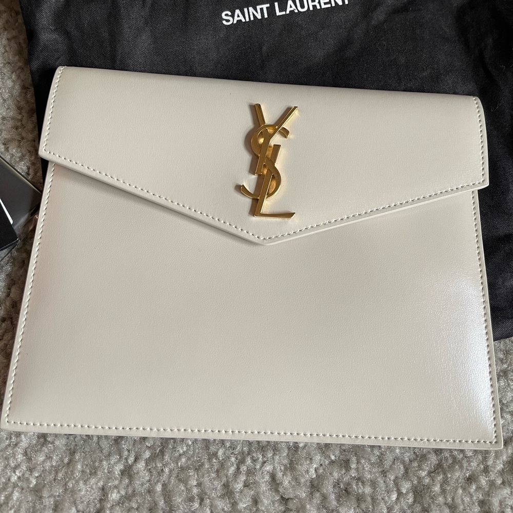 •Magnetic flap closure 
•Gold-tone logo hardware at front
•Fabric lining